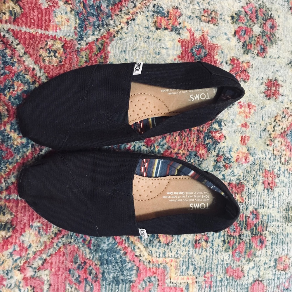 Size 7 women’s Toms
